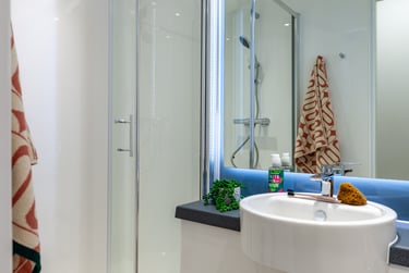 Gold En Suite - Image 3